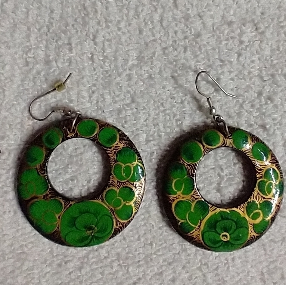 Goldtone black 🖤 green 💚 floral flower 💐 🌹 wire round earrings